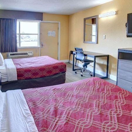 Econo Lodge At Military Circle Norfolk Exterior photo