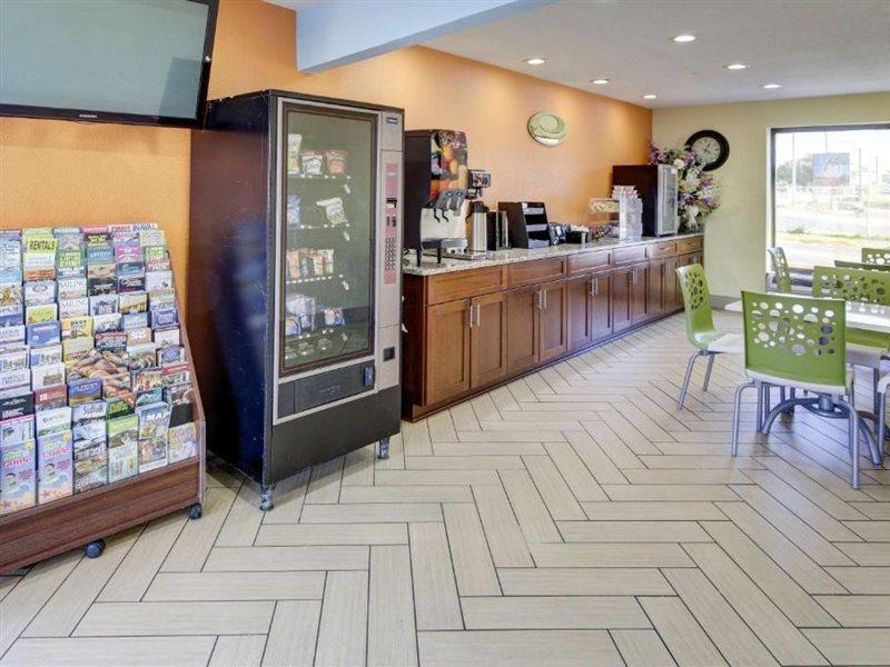 Econo Lodge At Military Circle Norfolk Exterior photo