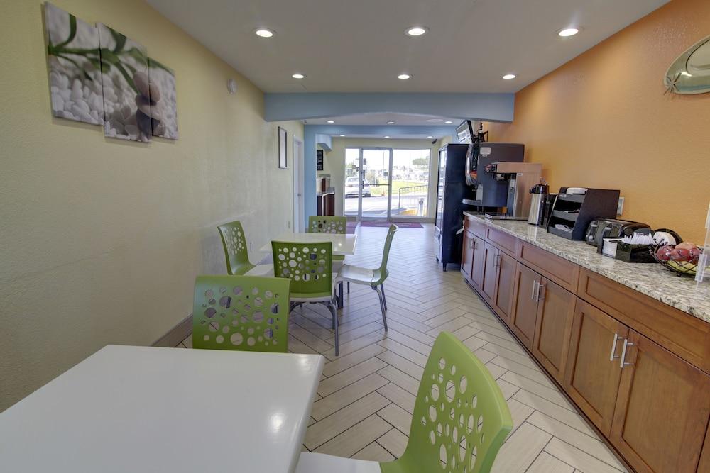 Econo Lodge At Military Circle Norfolk Exterior photo
