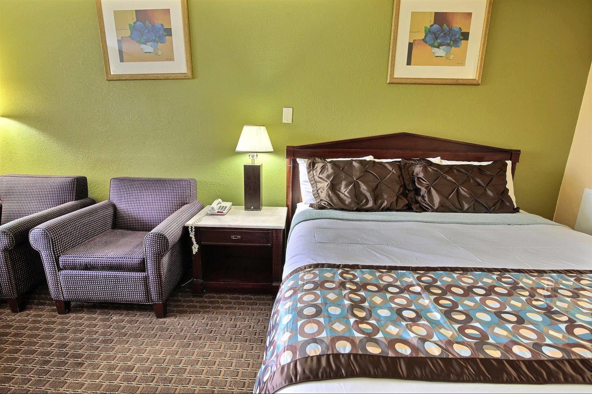 Econo Lodge At Military Circle Norfolk Exterior photo