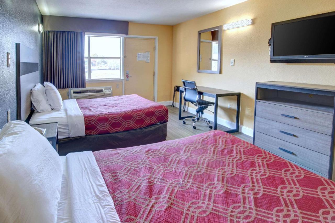Econo Lodge At Military Circle Norfolk Exterior photo